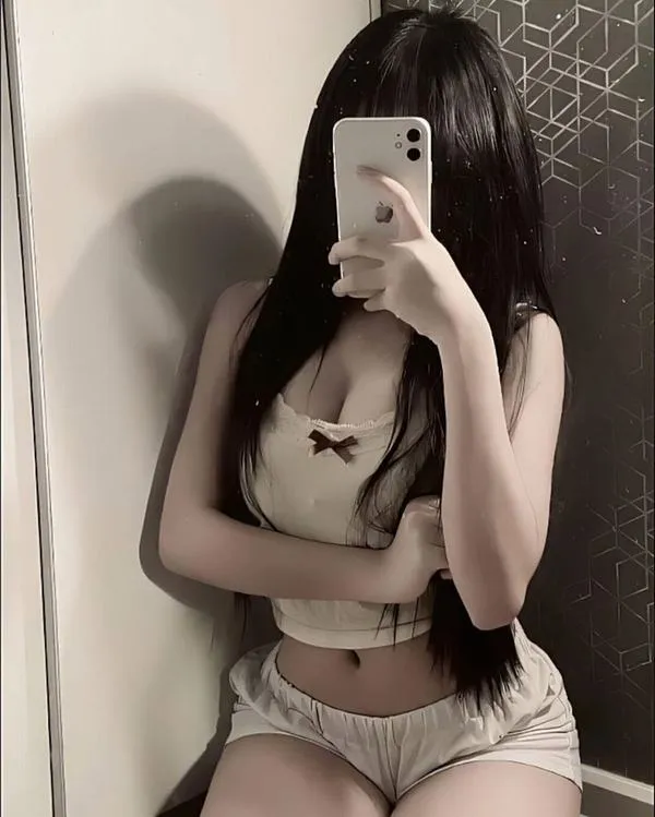 Bối cảnh đêm, ánh sáng tạo chiều sâu, đường cong mềm, thần thái lạnh, tóc bồng làm ảnh nổi