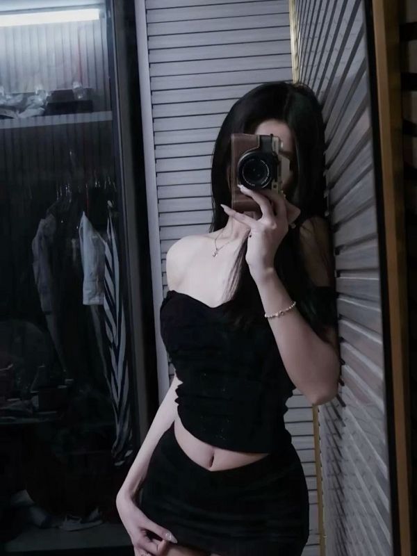 Ảnh chụp body trước gưỡng nữ