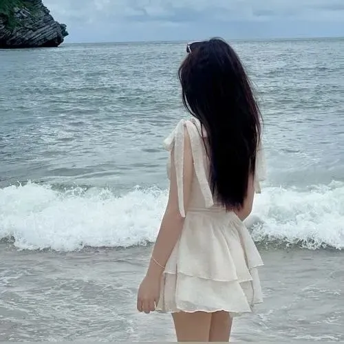 Hình avatar cute cô gái quay lưng nghệ thuật