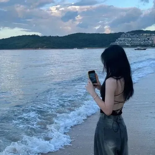 Hình đại diện ngầu cô gái quay lưng ánh sáng viền