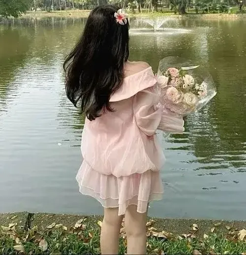 Ánh sáng viền làm nổi dáng người trầm lắng