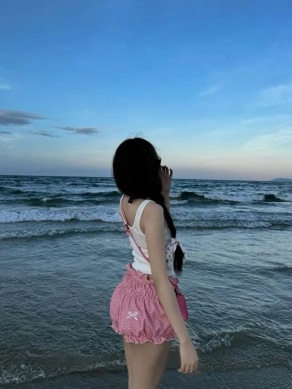 Outfit len móc đi biển ôm dáng, cô gái nghiêng mặt, tóc xõa, cảm giác mùa hè.