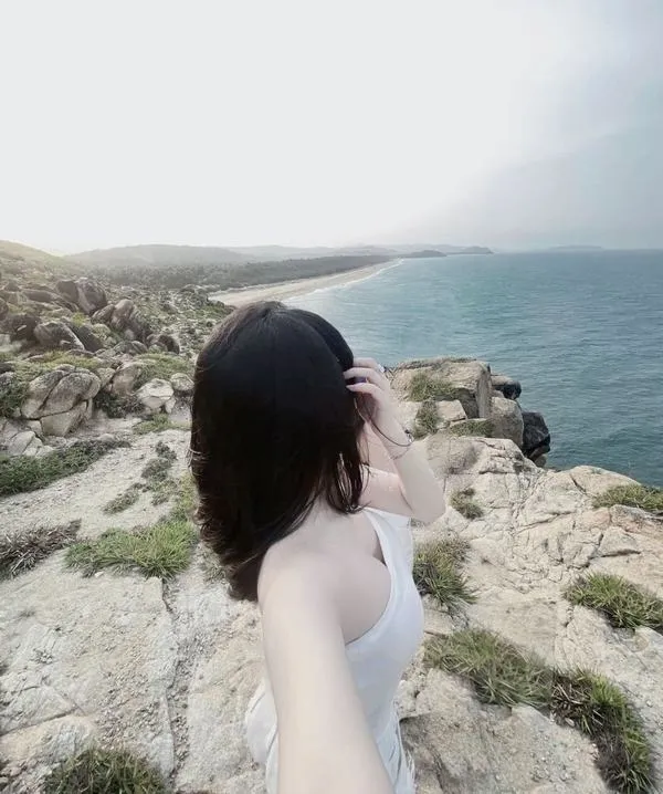 anh gai di bien che mat 50