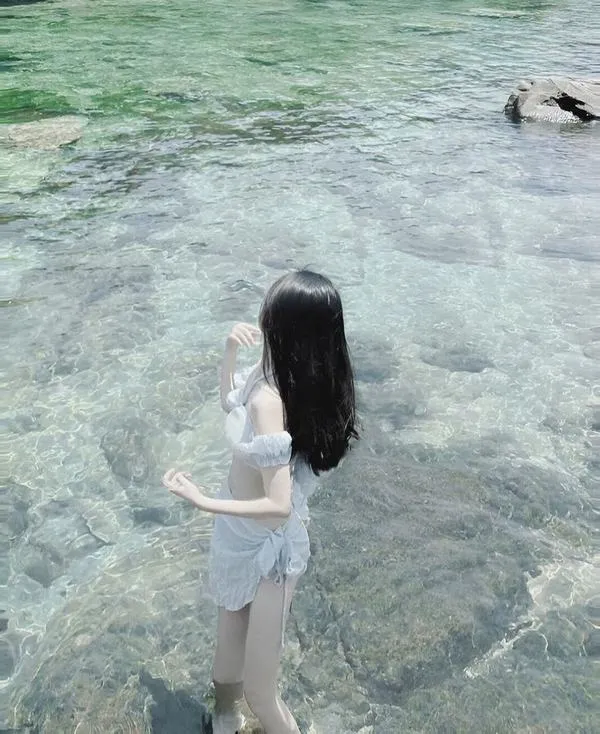 anh gai di bien che mat 60