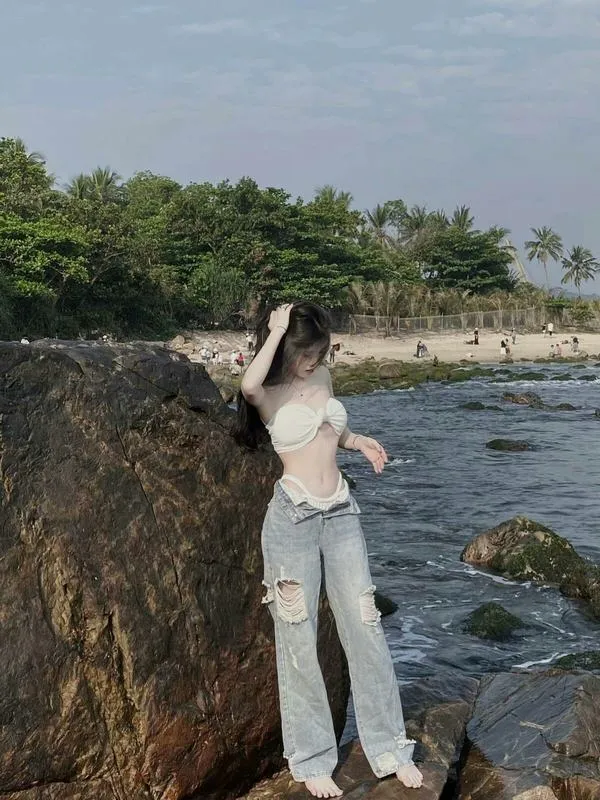 anh gai di bien che mat 70