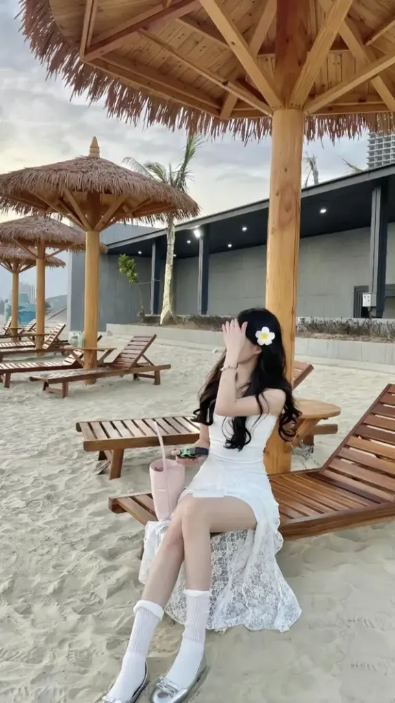 anh gai di bien che mat 72