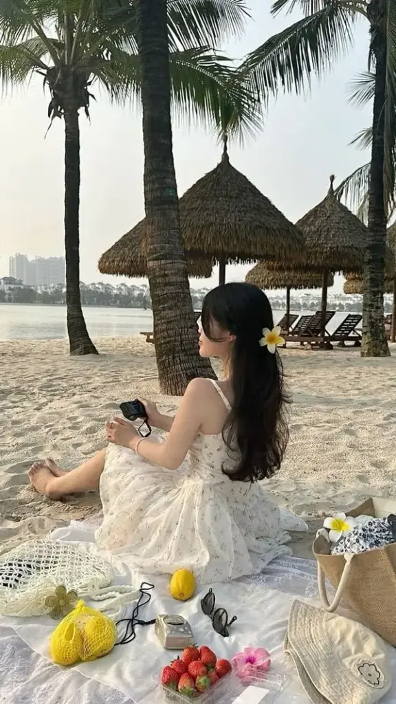 anh gai di bien che mat 77