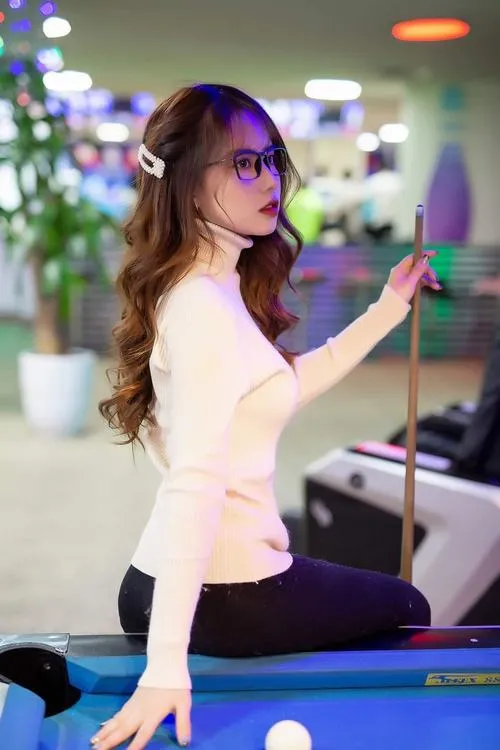 Không gian gái xinh chơi bida mang vibe thể thao