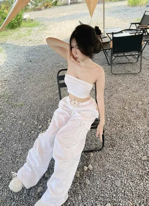 Ảnh khoe dáng gái xinh ở biển đầy nét trong trẻo