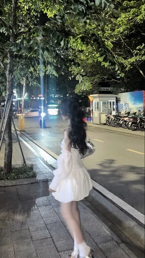 Ảnh pose dáng gái xinh trước gương mang vibe nghệ thuật