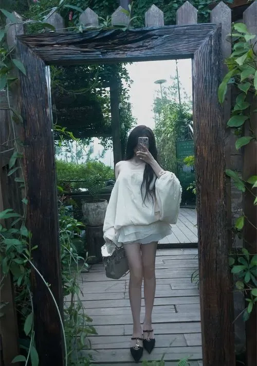 Ảnh chụp body gái xinh che mặt nhìn rất cute