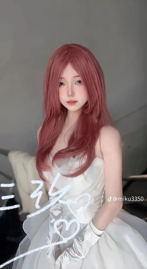 Đường cong cơ thể được tôn vinh trong cosplay sexy nóng bỏng