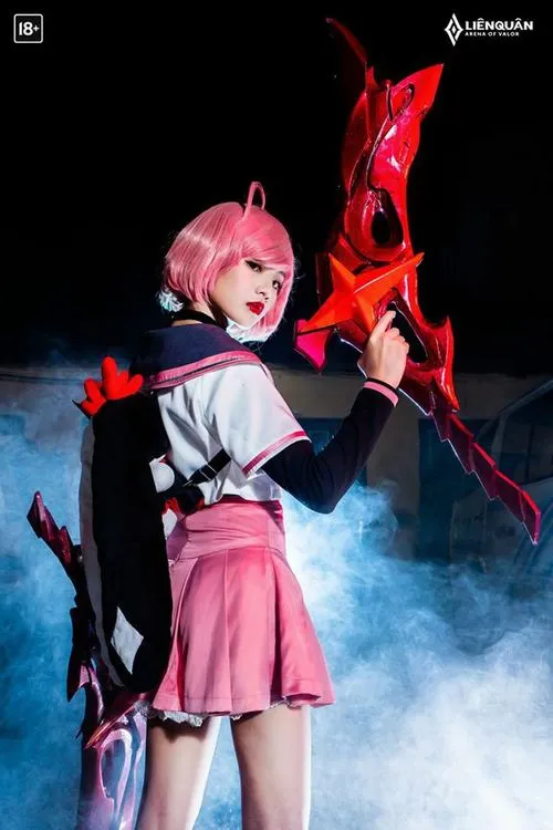 Gái đẹp cosplay tướng Liên Quân mang cả Athanor ra đời thực