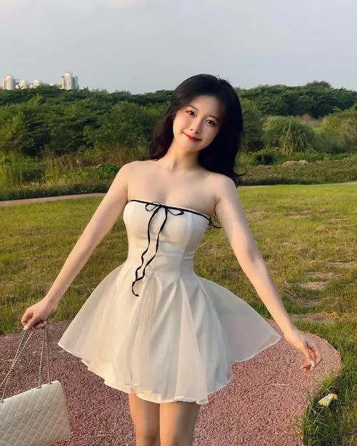 anh gai xinh dien vay trang ngan sexy 24