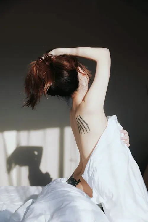 Ảnh cơ thể nữ nghệ thuật trưng bày tại gallery ảnh giàu chiều sâu