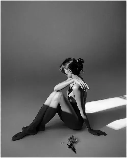 Ảnh nude cảm xúc kết nối ánh nhìn cùng bố cục dẫn cảm xúc tinh tế