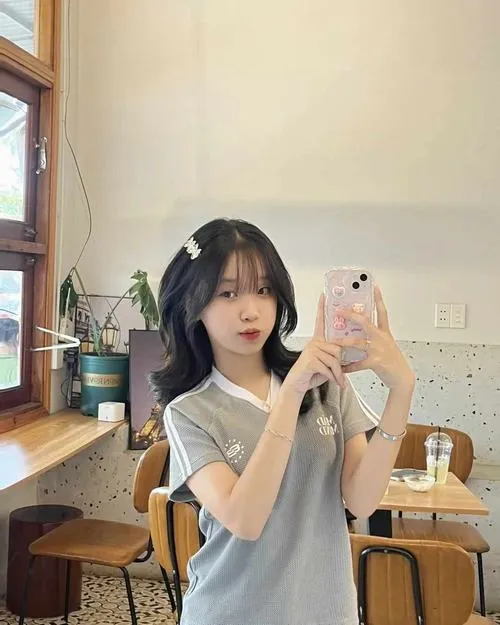 Chi tiết ánh mắt trong gợi vẻ đẹp chưa son phấn