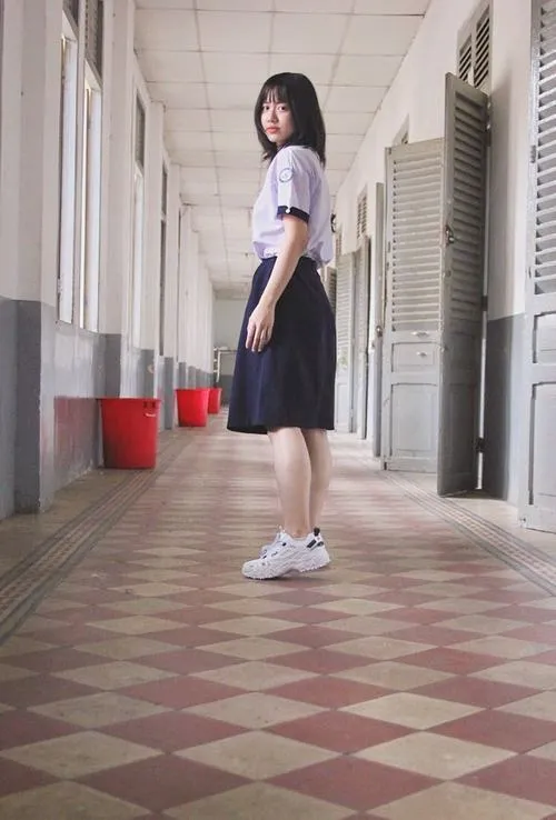 Vẻ đồng phục trắng hòa cùng màu sắc nhẹ nhàng