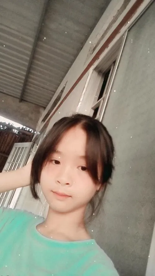 Dáng gái học đường trong không gian học đường tự nhiên