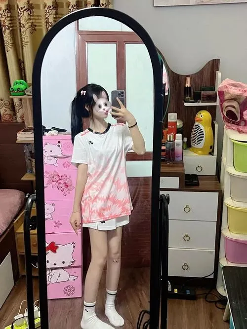 Chân dung nữ sinh trung học đứng cạnh bảng đen phấn trắng