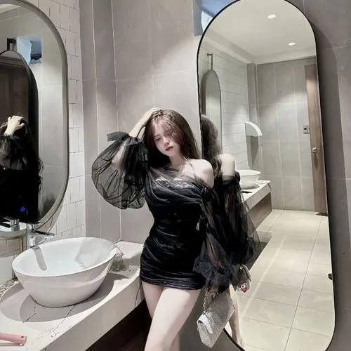 Váy đen street style hòa không gian chụp ảnh