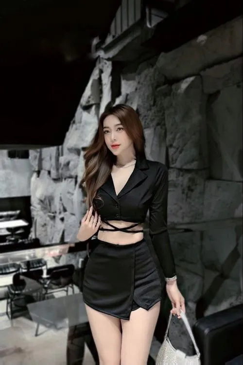 Váy ngắn đen và đùi thon tạo nên vẻ đẹp gợi cảm không cần phô trương