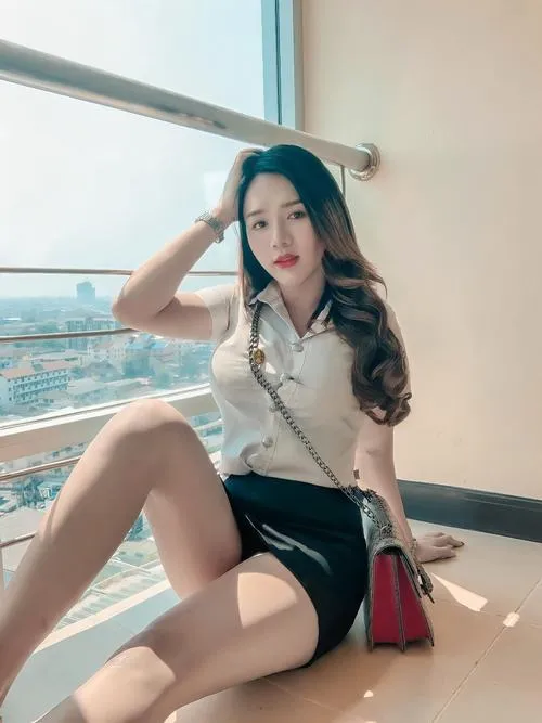 Ánh đèn phòng làm nổi màu đen sâu váy
