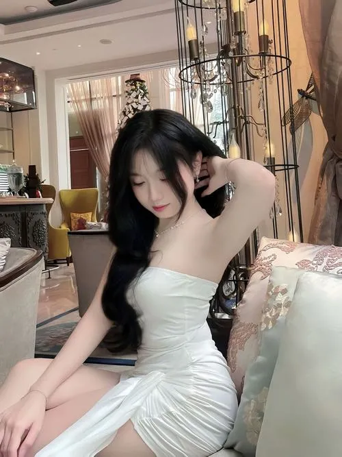 Nét quyến rũ lan tỏa qua váy trễ vai khoe chân dài