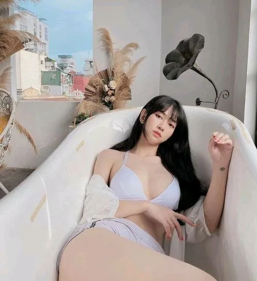 Ảnh swimwear ghi lại Lê Bống giữa không gian biển xanh