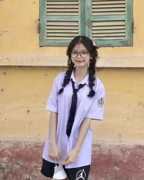 Vẻ nữ sinh gắn đồng phục học đường tạo vibe tuổi trẻ rất đời