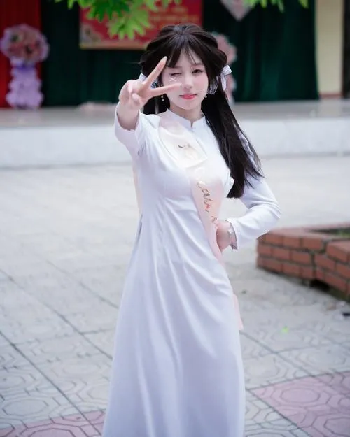 Dáng đứng nhẹ nhàng tạo nét đẹp trong veo