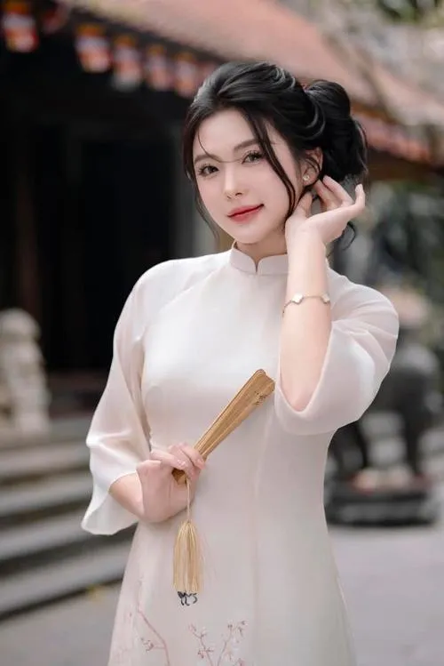 Nữ sinh k7 với ánh nhìn còn vụng về đầu đời