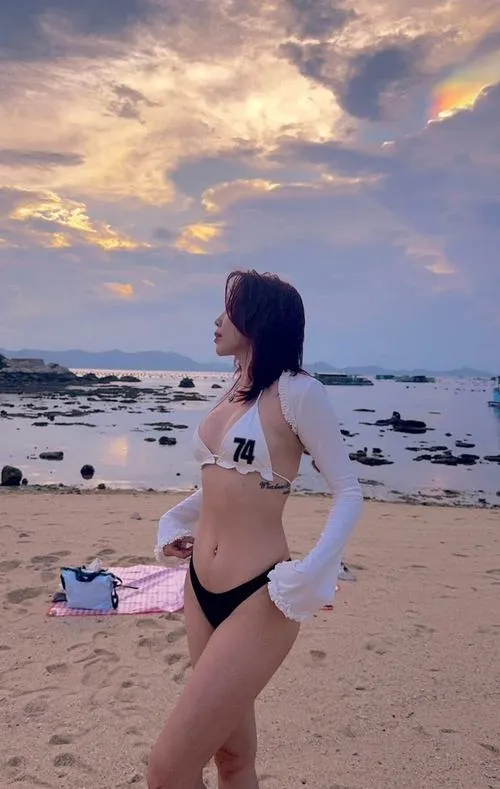 Thời trang biển nữ tôn body nghệ sĩ của Tóc Tiên