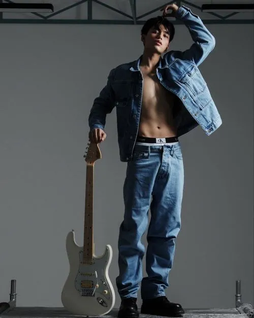 Soái ca đường phố mặc denim mở nhẹ, thần thái lạnh, body săn gọn nhìn nổi bật
