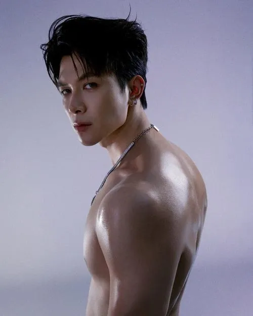 Hot boy Việt chụp nghiêng lộ vai trần, góc chụp tôn dáng người, cảm giác mạnh mẽ.