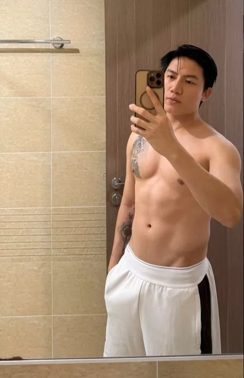 Trai đẹp Việt Nam selfie phòng tắm, tông màu sáng, gương mặt nam tính gọn gàng.