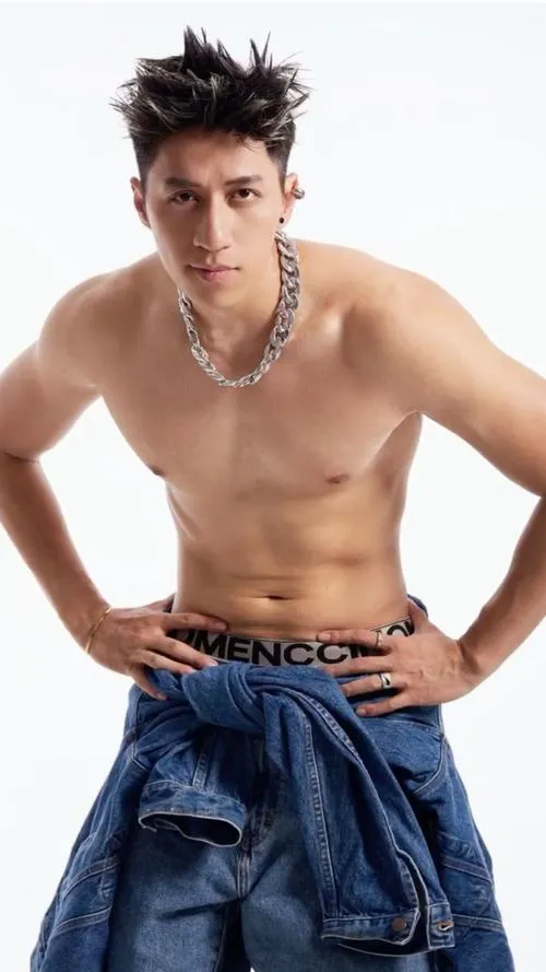 Hot boy Việt tạo dáng jeans mở cúc, dáng người cơ bắp, tông màu lạnh nổi bật.