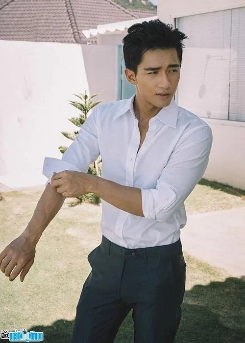 Trai đẹp Việt Nam khoe góc nghiêng thần thánh, sống mũi rõ, nhìn nghiêm mà vẫn hút.