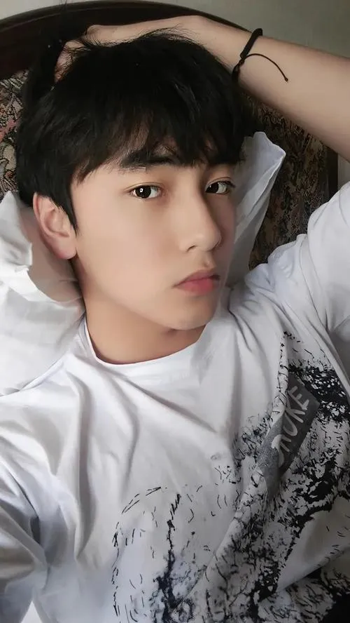 Hot boy Việt diện áo thun tối giản, tông trắng sạch, đứng chụp tự nhiên nhìn rất sáng.