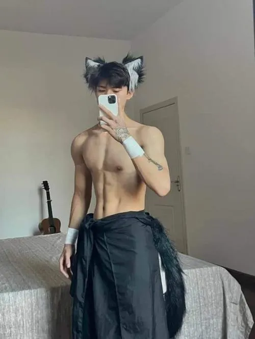 Hot boy Việt tạo dáng trước gương, góc chụp cao, thần thái ngầu và hơi tinh nghịch.
