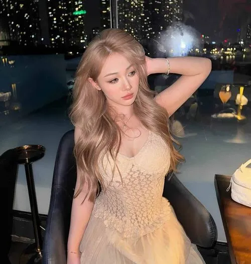 Viral cùng ảnh Trần Hà Linh trên mạng xã hội Việt Nam