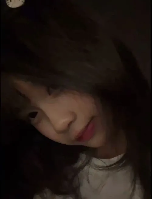 Ảnh profile cute nụ cười nhẹ hợp phong cách mạng xã hội