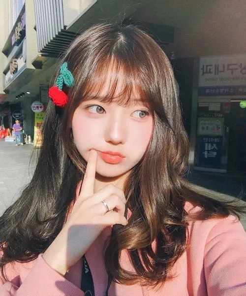 Hình profile cute nụ cười duyên cùng trang phục hỗ trợ thần thái