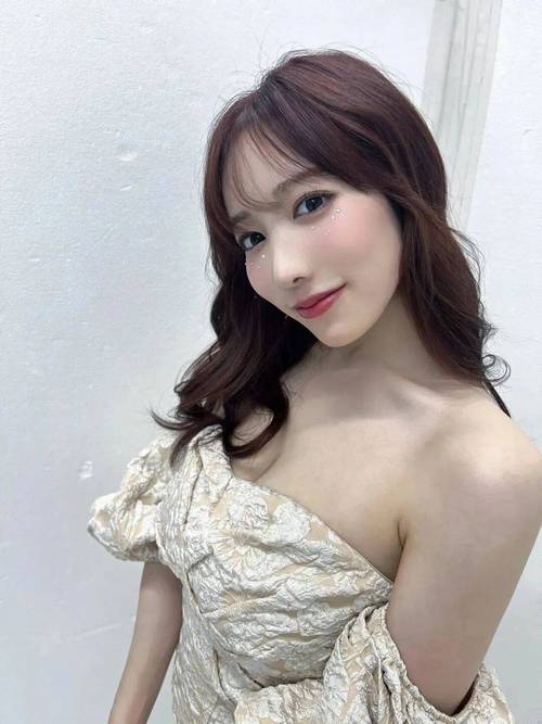 Khí chất quý cô, dịu dàng mà xa xăm.