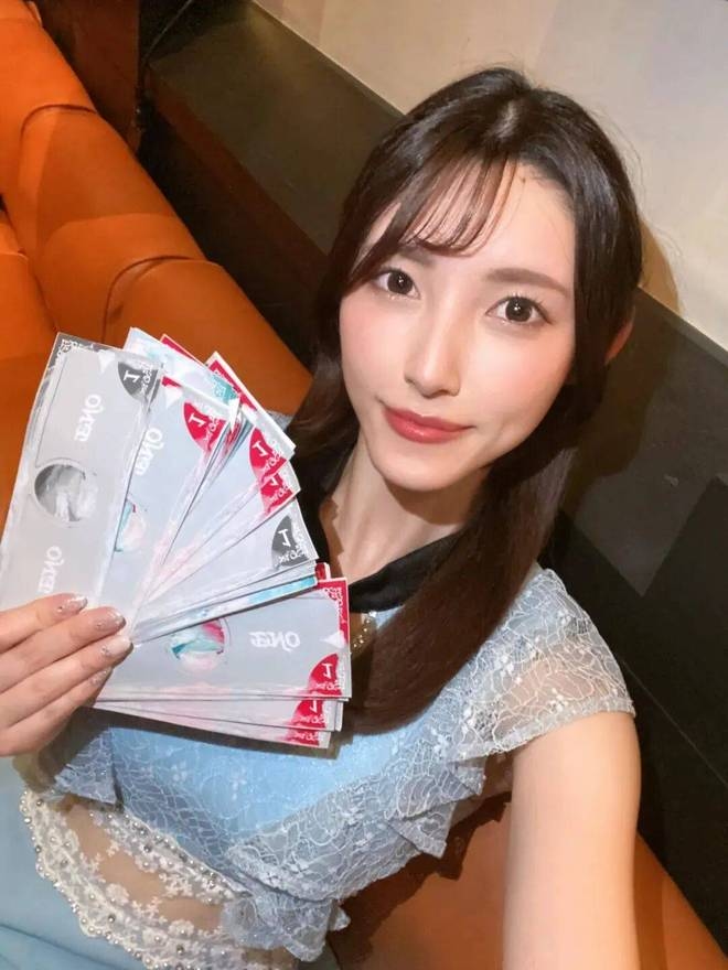 Thần thái tự tin giữa nhịp sống hối hả.