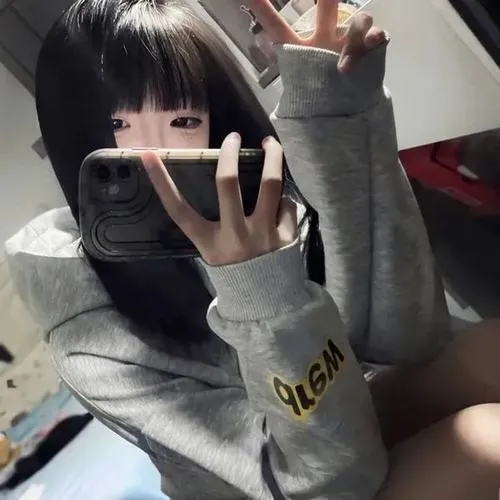 Cô gái selfie kín mặt thể hiện phong thái nhẹ nhàng tự nhiên