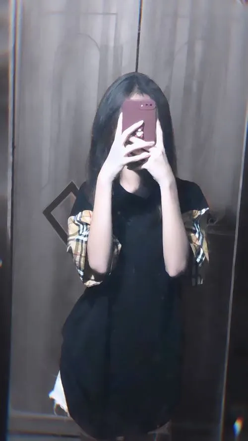 anh gai dep che mat bang dien thoai truoc guong 24