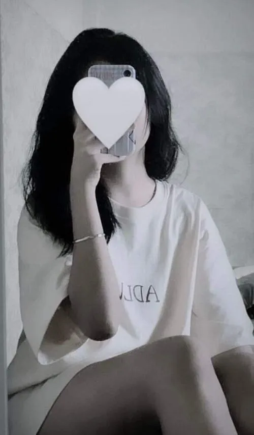 anh gai dep che mat bang dien thoai truoc guong 25