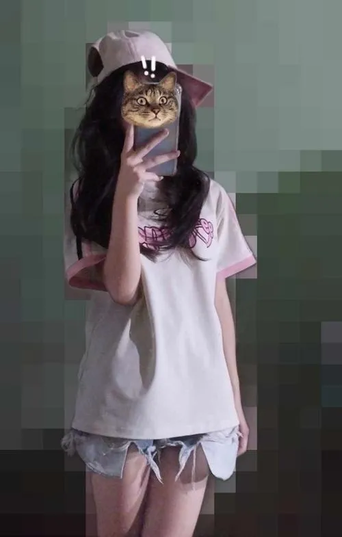 anh gai dep che mat bang dien thoai truoc guong 27