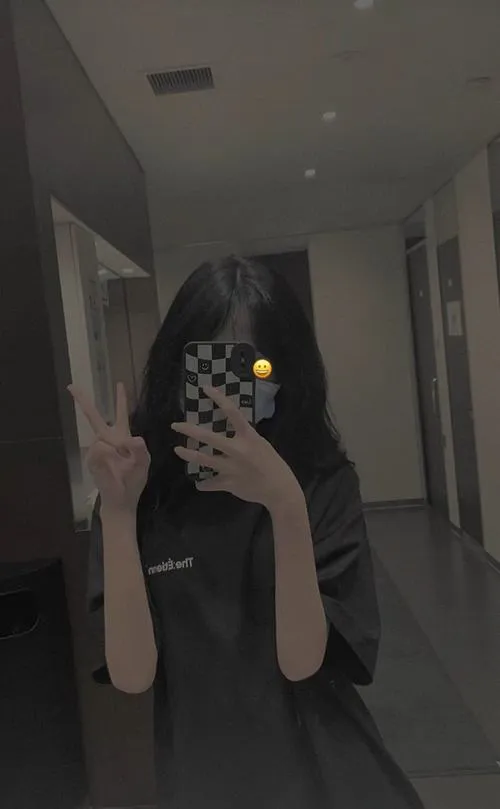 anh gai dep che mat bang dien thoai truoc guong 38